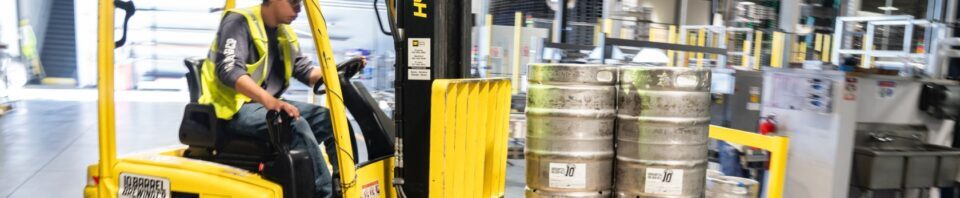 cropped-person-driving-yellow-forklift-1267337-1680x500-1.jpg